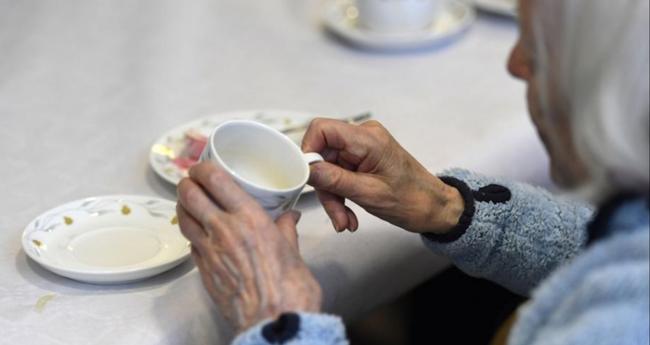Σουηδία χώρα πρότυπο της ΕΕ: 15.000 ηλικιωμένοι κινδυνεύουν να πεθάνουν από ασιτία