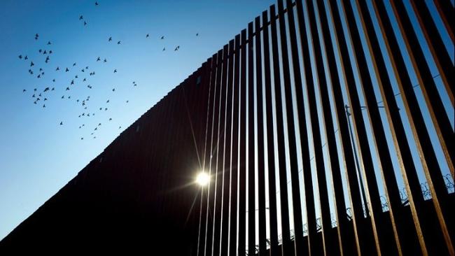 Υποστηρικτές του Ντόναλντ Τραμπ κατασκευάζουν ιδιωτικό τείχος στα σύνορα με το Μεξικό