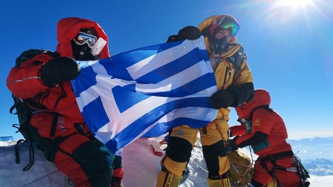 Οι πρώτες Ελληνίδες που ανέβηκαν στη «στέγη του κόσμου» υψώνοντας την γαλανόλευκη στην κορυφή του Έβερεστ