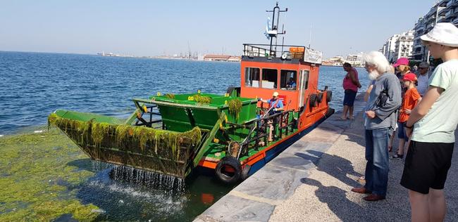 Θεσσαλονίκη: Δύο σκάφη καθαρίζουν από το πρωί τη θαλάσσια επιφάνεια του Θερμαϊκού