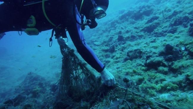 "Σύμπραξη" δυτών για τον καθαρισμό θαλάσσιας περιοχής