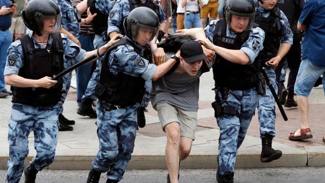 Πάνω από 400 συλλήψεις στην διάρκεια διαδήλωσης υπέρ του δημοσιογράφου Ιβάν Γκολουνόφ - Καταδίκη από τη Διεθνή Αμνηστία