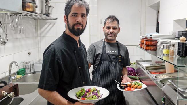 Στην Kουζίνα με τους Πρόσφυγες – H Παγκόσμια Ημέρα Προσφύγων φέρνει κοντά Έλληνες και πρόσφυγες σεφ