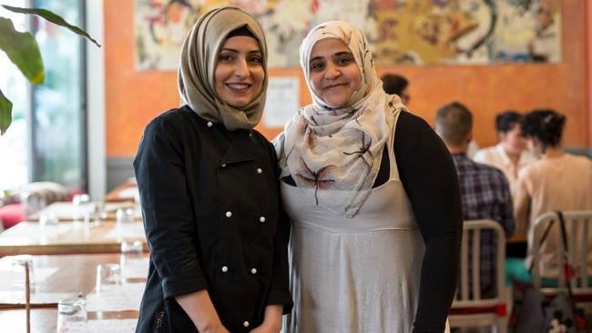 Η Ιρακινή Ρόα βοηθάει την Άσμα από τη Συρία να πραγματοποιήσει το όνειρο της στη μαγειρική