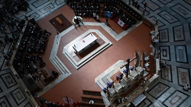 Χιλιάδες κόσμου είπαν το ύστατο χαίρε στον Φράνκο Τζεφιρέλι