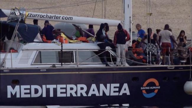 Ιταλία: Έδεσε και δεύτερο πλοίο που διέσωζε μετανάστες στο λιμάνι της Λαμπεντούζα
