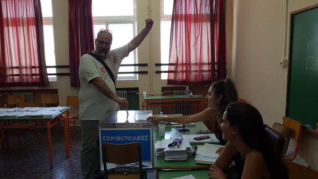 Αποθέωσαν τον Ανδρέα Ρουμελιώτη που ψήφισε στο 5ο δημοτικό σχολείο Αγίας Βαρβάρας και τραγούδησε τσιγγάνικα [ΦΩΤΟ-ΒΙΝΤΕΟ]