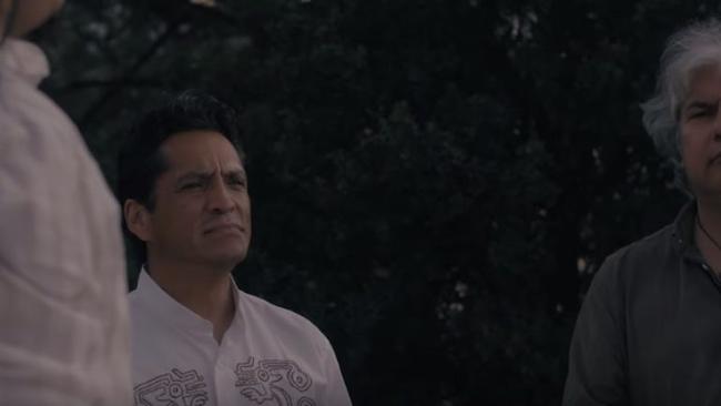 Ινδιάνοι και Κρητικοί, τραγουδούν μαζί το ριζίτικο «Σε Ψηλό Βουνό» | Βίντεο