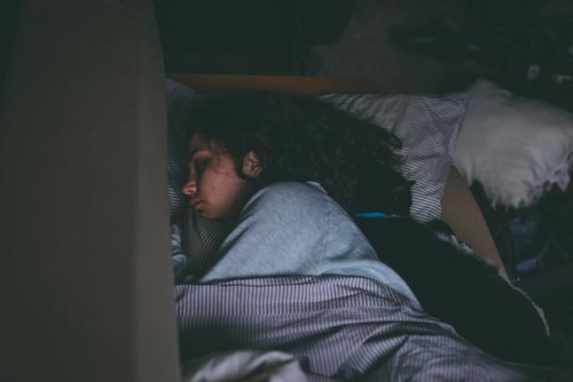 Πόσες ώρες πρέπει να κοιμάται κάποιος για να αποφύγει βλάβες στη σωματική και ψυχική του υγεία
