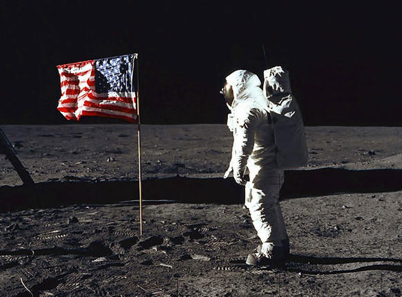 Σαν σήμερα γίνεται το "μικρό βήμα" του Νιλ Άρμστρονγκ στη Σελήνη