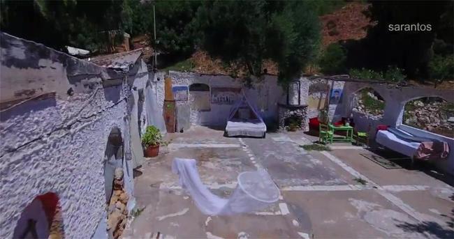 Μια σπιτάρα χωρίς ταβάνι είναι η νέα υπερπροσφορά του Airbnb στην Κρήτη [Photo & Video]