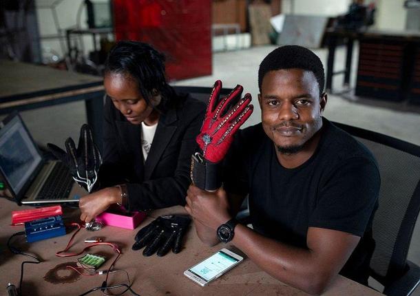 Roy Allela: Ο Κενυάτης μηχανικός που κατασκεύασε γάντια τα οποία μετατρέπουν τη νοηματική γλώσσα σε ομιλία