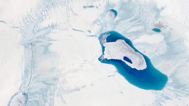 Γροιλανδία: Έλιωσαν 10 δις τόνοι πάγου σε μια μέρα [ΒΙΝΤΕΟ]