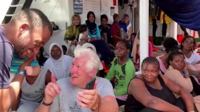 O Ρίτσαρντ Γκιρ σε πλοίο με μετανάστες ανοιχτά της Λαμπεντούζα