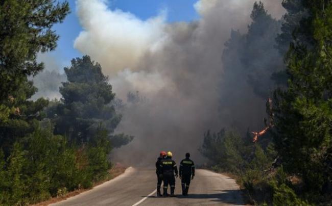 Ανεξέλεγκτη η πυρκαγιά στην Εύβοια - Εκκενώνονται τα χωριά Μακρυμμάλη και Κοντοδεσπότι