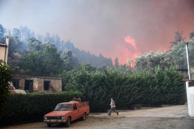 Ζημιές σε σπίτια έχει προκαλέσει η καταστροφική πυρκαγιά στην Εύβοια