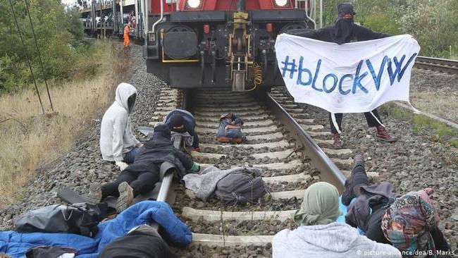 Οικολόγοι διαδηλωτές στη Γερμανία σταμάτησαν τρένο με αυτοκίνητα της Volkswagen