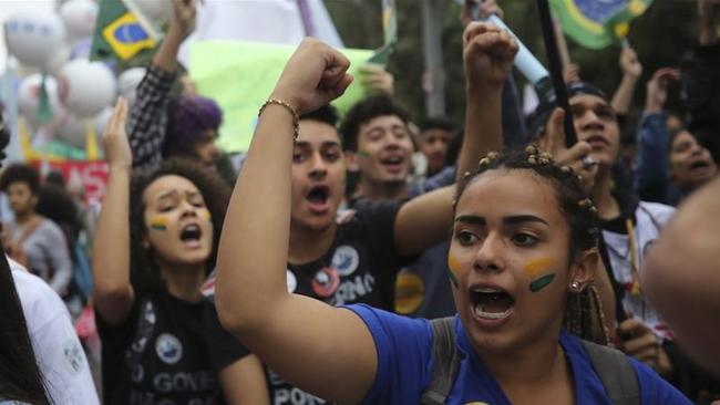 Ογκώδεις διαδηλώσεις στη Βραζιλία κατά της πολιτικής Μπολσονάρου
