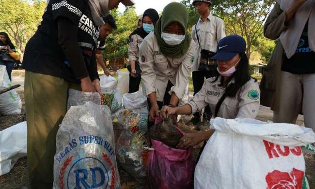 Χιλιάδες Ινδονήσιοι συμμετείχαν σε δράση καθαρισμού των ακτών από τα σκουπίδια (Photo)