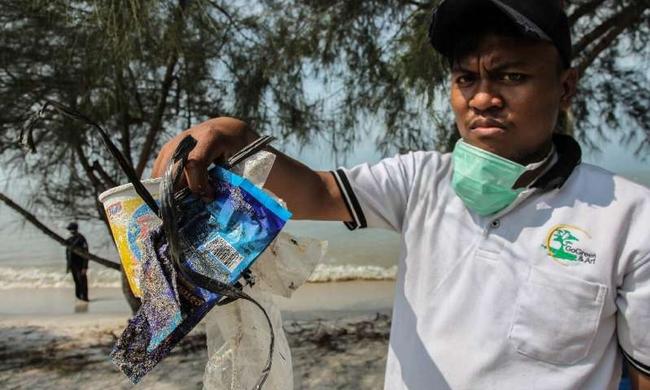 Χιλιάδες Ινδονήσιοι συμμετείχαν σε δράση καθαρισμού των ακτών από τα σκουπίδια (Photo)