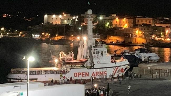 Το Open Arms ελλιμενίστηκε στο λιμάνι της Λαμπεντούζα μετά από 19 μέρες