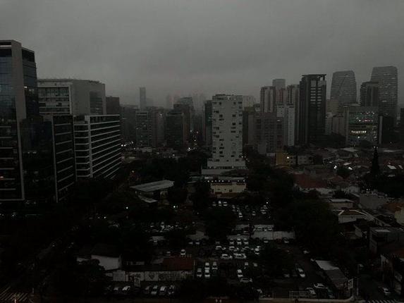 Ο Αμαζόνιος φλέγεται: Στο σκοτάδι βυθίστηκε το Σάο Πάολο από τις τρεις το απόγευμα