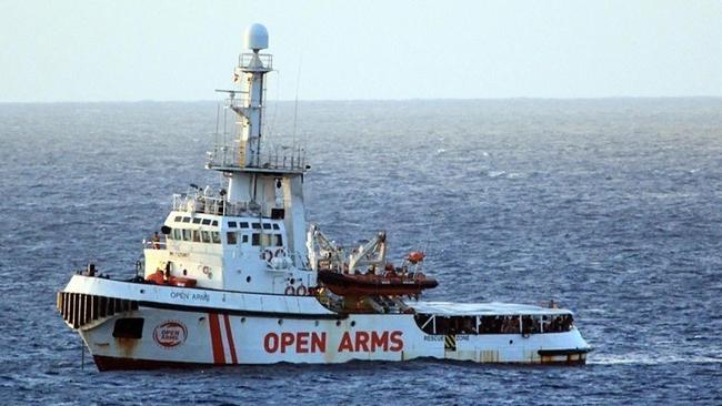 Πρωτοφανής επίθεση κατοίκων της Λέσβου στο πλοίο «Open Arms» - Πέταξαν πέτρες και το εμπόδισαν να προσεγγίσει (Video)