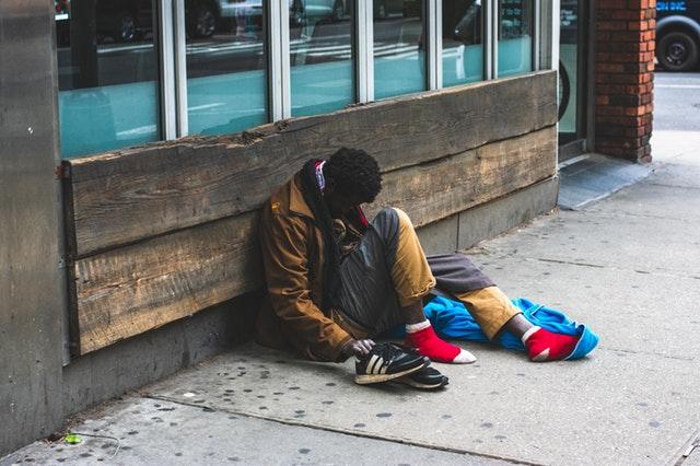 Έχουν το δικαίωμα οι άστεγοι να κοιμούνται στο δρόμο; Του Tim Craig (*)