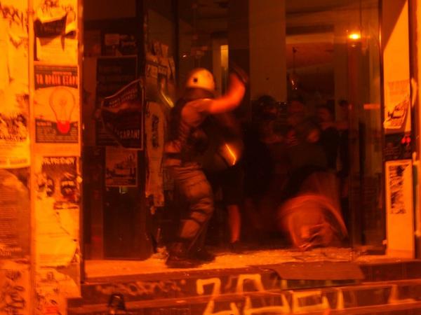 Εξάρχεια: Δολοφονική αστυνομική επίθεση στην κατάληψη “ΒΟΞ” [ΒΙΝΤΕΟ]