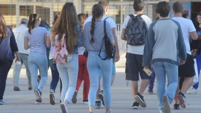Κύπρος: Ετοιμάζουν νόμο περί «τεντιμποϊσμού» στα σχολεία - Απαγορεύουν μούσι, ψεύτικες βλεφαρίδες σκισμένα τζιν, κινητό και τάμπλετ...