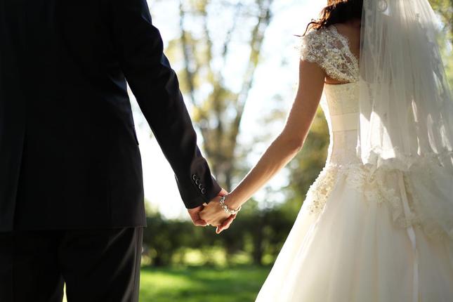 Έρευνα: Ο γάμος συνδέεται με μειωμένο κίνδυνο εμφάνισης άνοιας, λιγότερο άγχος και μεγαλύτερη διάρκεια ζωής