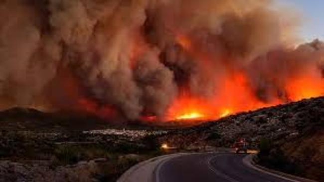 Ζάκυνθος: Η πυρκαγιά έφτασε στο χωριό Κερί. Προληπτική εκκένωση των πρώτων σπιτιών