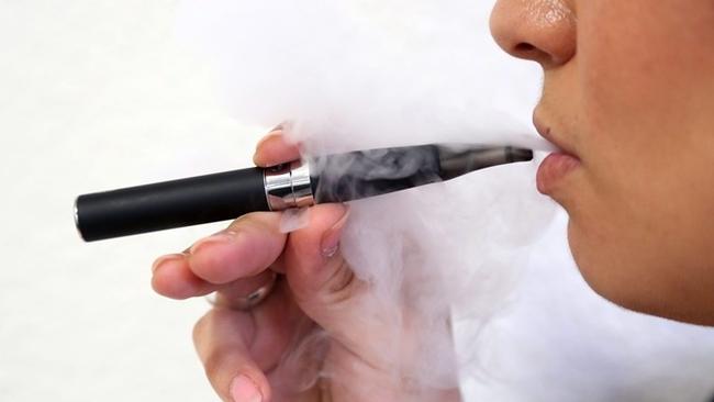 Η Νέα Υόρκη απαγορεύει τα ηλεκτρονικά τσιγάρα με γεύσεις προκειμένου να αντιμετωπιστεί η σοβαρή πνευμονική ασθένεια
