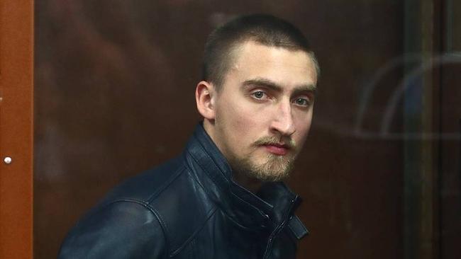 Ο καλλιτεχνικός κόσμος της Μόσχας στο πλευρό του 23χρονου Πάβελ Ουστίνοφ που καταδικάστηκε σε 3-1/2 χρόνια φυλακή