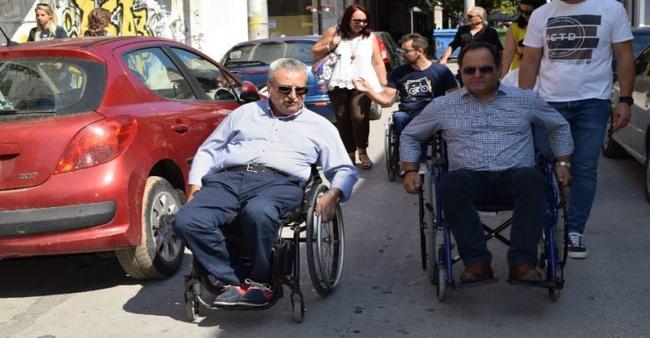 Πρωτόγνωρη βιωματική εμπειρία: Ο Δήμαρχος που κάθισε σε αναπηρικό αμαξίδιο για να βιώσει την καθημερινότητα ενός ΑμεΑ (Video)