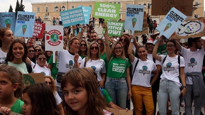 Σε εξέλιξη πορεία στο κέντρο της Αθήνας για την κλιματική αλλαγή