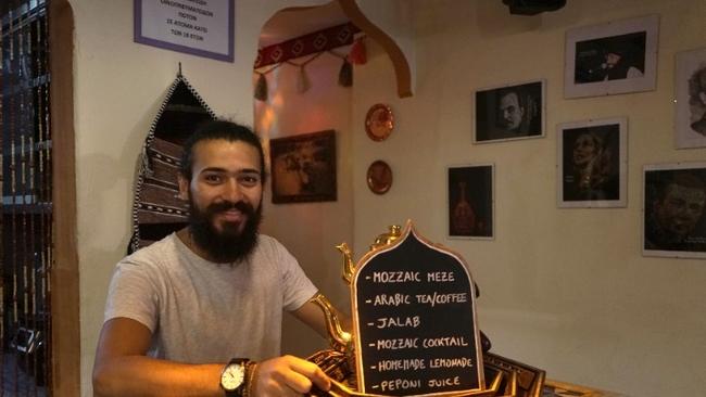 Μια διαφορετική εμπειρία Ανατολής «σερβίρουν» πρόσφυγες στο δικό τους καφέ