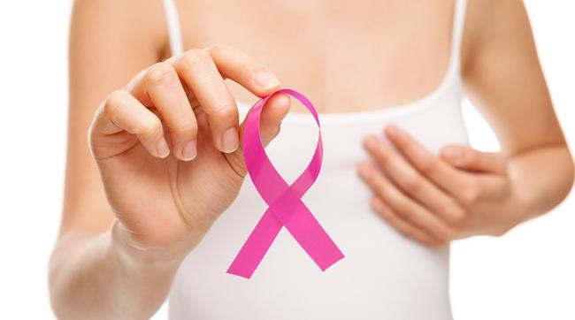 Καρκίνος του μαστού: Ξέρετε τα 7 σημάδια ΕΚΤΟΣ από τον όγκο στο στήθος;