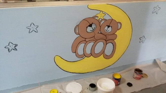 Η Λαρισαία που ζωγραφίζει χαρούμενες ζωγραφιές στους τοίχους της παιδιατρικής κλινικής του νοσοκομείου