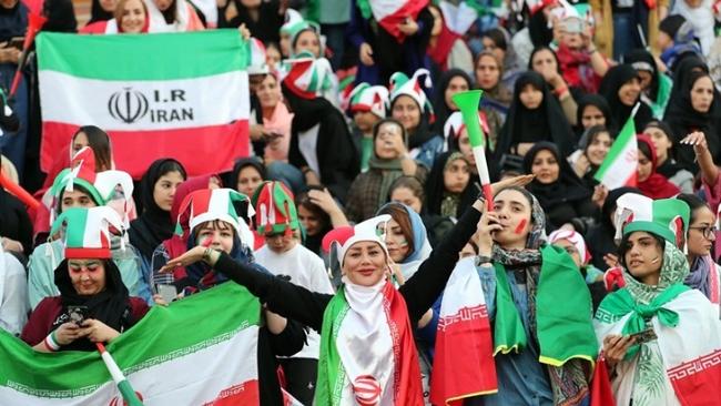 Ιστορικός αγώνας στο Ιράν: Στο γήπεδο για πρώτη φορά 3.500 γυναίκες