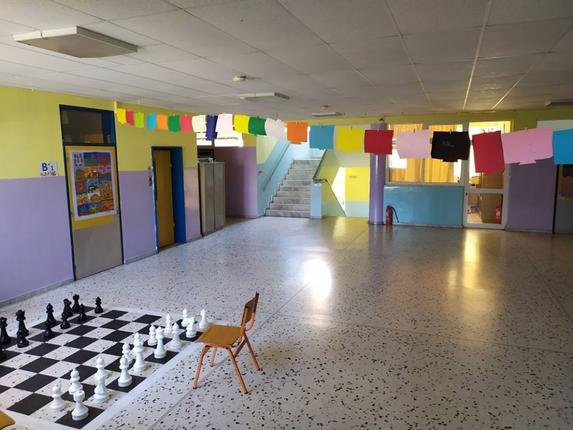 Το δημοτικό σχολείο που στα διαλείμματα παίζει Χατζιδάκι και στους τοίχους του υπάρχουν πίνακες των Πικάσο, Τσαρούχη και Ντα Βίντσι!