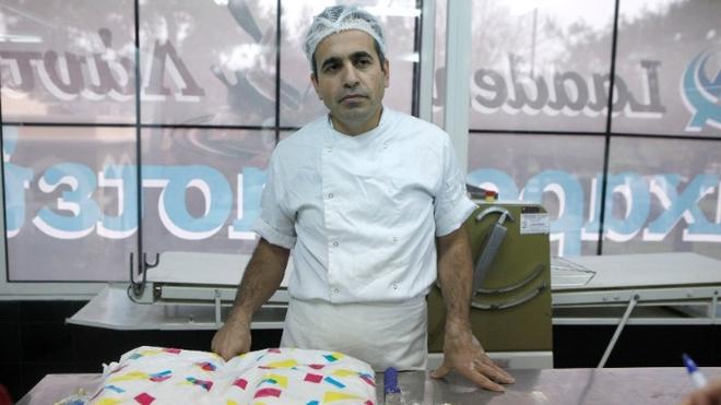 Πρόσφυγας ανοίγει το δικό του ζαχαροπλαστείο με γλυκά από το Ιράν