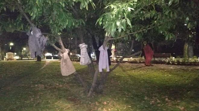 Μια συγκινητική δράση στην Έδεσσα: Μπουφάν κρεμασμένα στα δέντρα για να μη μείνει κανείς μόνος στο κρύο του χειμώνα