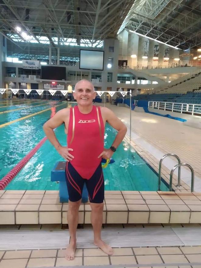 Η ιστορία του 57χρονου Χρήστου Κορομηλά που στα 45 του έχασε την όρασή του και έγινε πρωταθλητής στην κολύμβηση