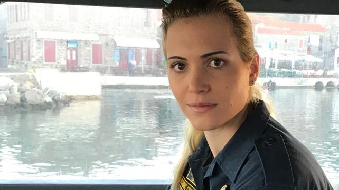 Μαρία Κόντη: Τιμήθηκε η κυβερνήτης σκάφους του Λιμενικού που σώζει ζωές στο Αιγαίο