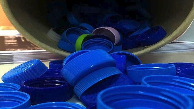 Συλλέγουν πλαστικά καπάκια σε 95 σημεία