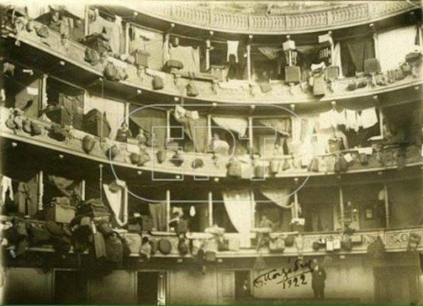 Το παρελθόν είναι το μέλλον ΤΩΡΑ: Μικρασιάτες πρόσφυγες στο Δημοτικό θέατρο Πειραιά, 1922
‪