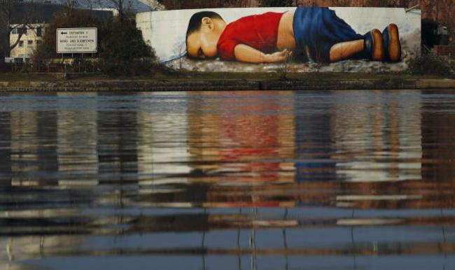 Ο μικρός Αϊλάν έγινε τεράστιο γκράφιτι για να θυμούνται όλοι την αδιαφορία της Ευρώπης