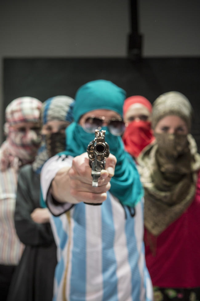 Escuela: Το συναρπαστικό έργο για εκείνους τους συνηθισμένους πολίτες που παίρνουν τα όπλα στα χέρια τους