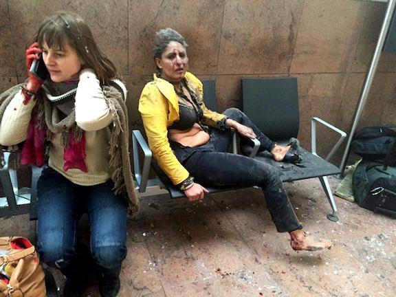 Η ιστορία πίσω από την σοκαριστική φωτογραφία με την τραυματισμένη γυναίκα στο αεροδρόμιο των Βρυξελλών